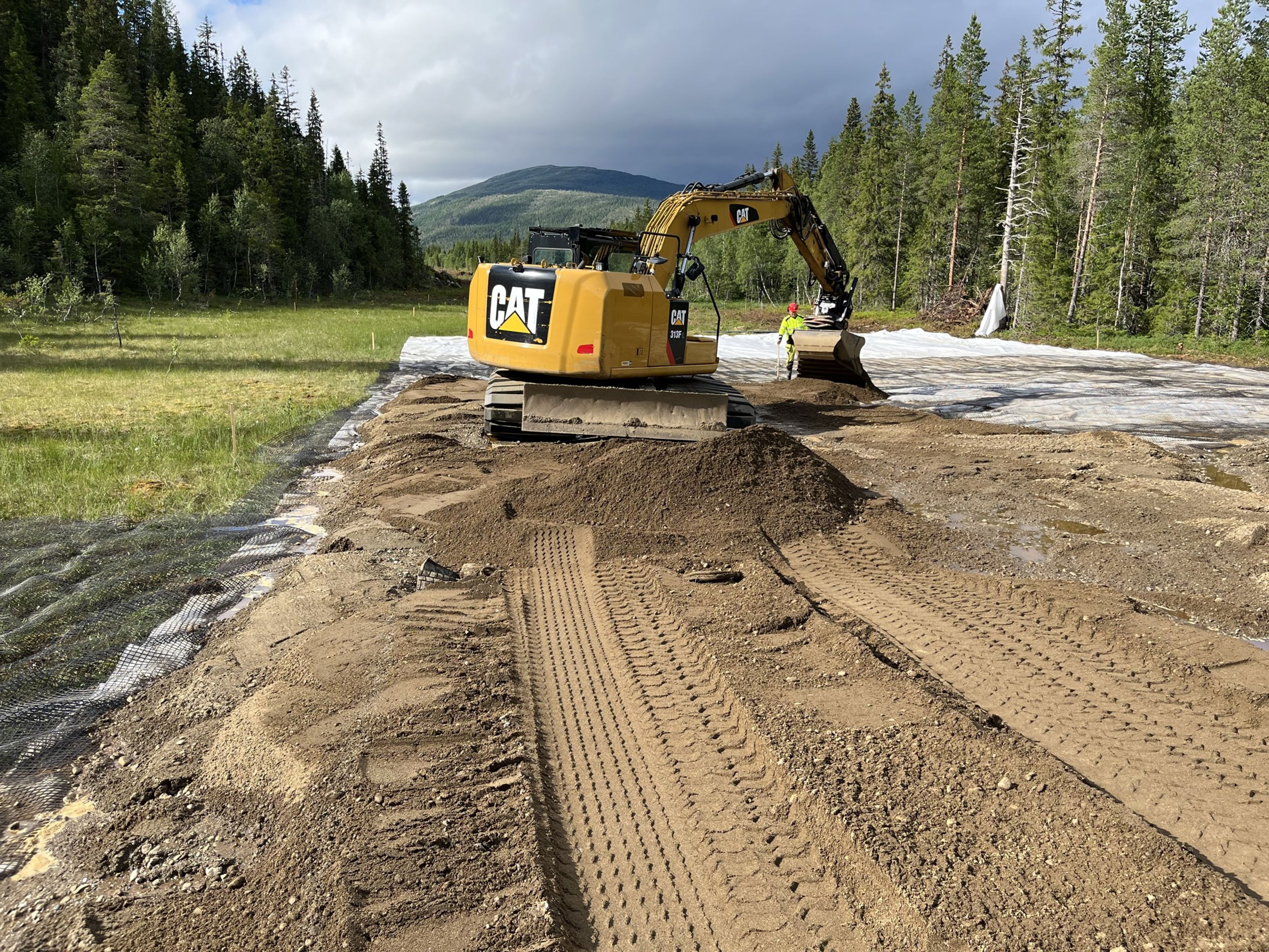 På Kringelmomyra utenfor Trofors utviklet NGI sammen med Aas Jakobsen og LNS en metode som lar veien «flyte» på myra i stedet for å grave den bort.