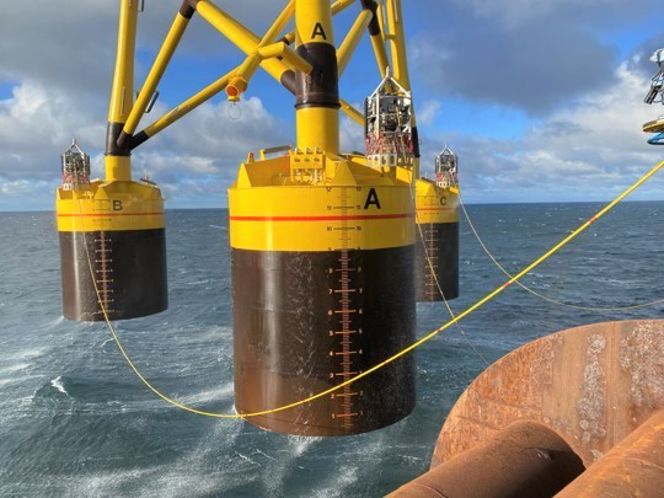 Suction buckets are being lowered into the sea as foundation for offshore wind parks.