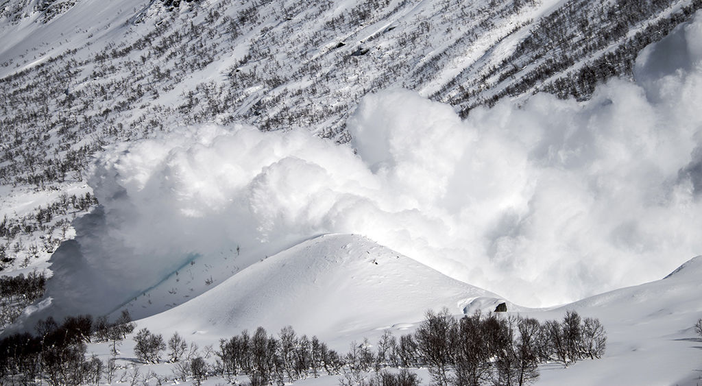 Bilde av snøskred utløst av NGI på forskningsstasjonen Ryggfonn. 